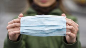 Chau, barbijo: la historia del símbolo de la pandemia al que empezamos a despedir