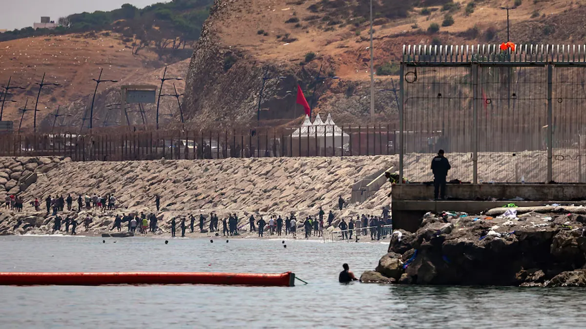 La frontera entre España y Marruecos en la ciudad de Ceuta. (Foto: REUTERS)