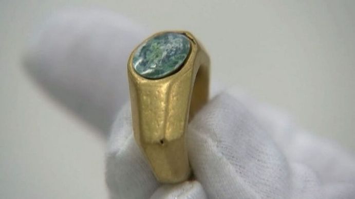 Rescataron del fondo del mar un anillo del siglo III que tiene tallado a Jesús