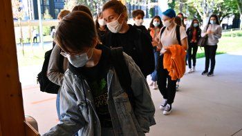 Millones de alumnos en Europa vuelven a las clases presenciales en medio de rebrotes