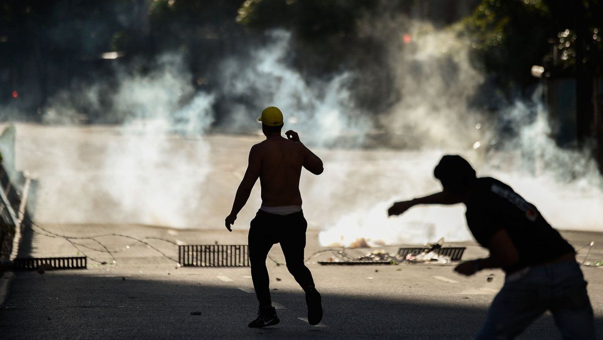 Gases lacrimógenos, piedrazos y deserciones en la frontera entre Venezuela y Colombia