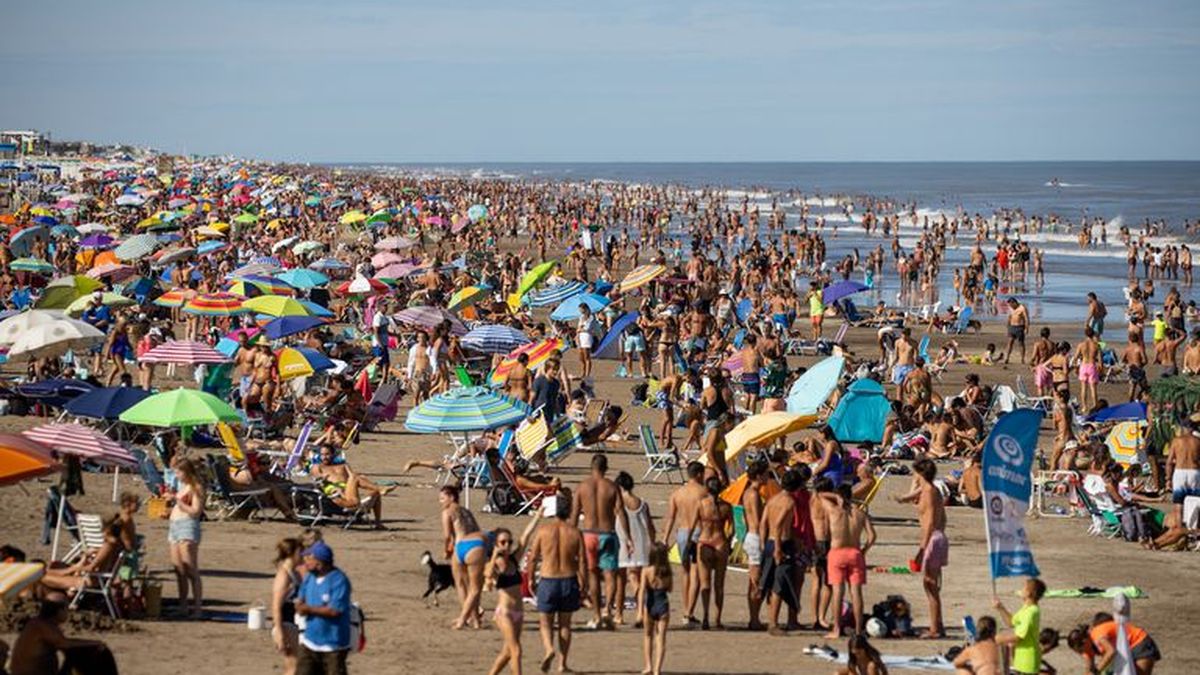 Turismo: las playas de la costa atlántica aparecen entre los destinos preferidos para este verano 2022. 