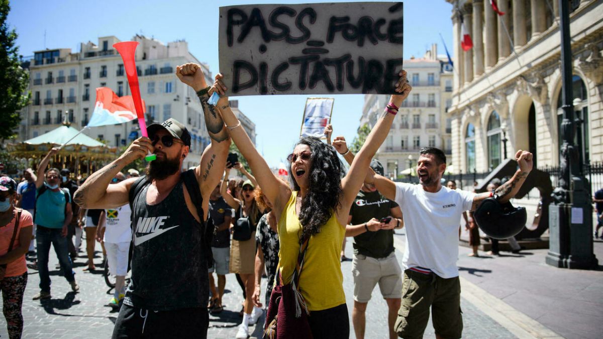 Más de 160.000 personas se manifestaron en distintas ciudades de Francia contra el certificado sanitario.