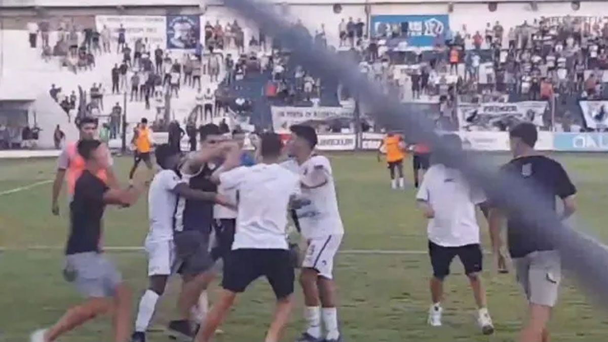 Violencia en el fútbol cordobés: un partido terminó en una batalla campal entre hinchas y jugadores