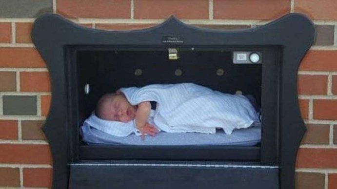 Instalan un polémico buzón para dejar bebés no deseados