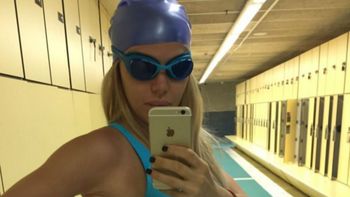 Evangelina Anderson mostró su pancita de embarazada en la pileta