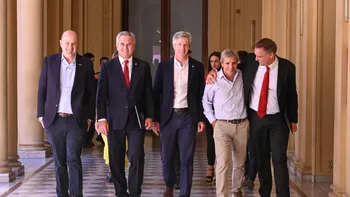 Manuel Adorni (jefe de Gabinete), Luis Caputo (Economía), Santiigo Bausili (Banco Central), Pablo Quirno (Canciller) y Federico Sturzenegger (Desregulación), los ministros celebraron en Casa Rosada la firma del acuerdo de libre comercio con EE.UU. y explicaron como se va a empezar a aplicar. Foto: Manuel Adorni en X.