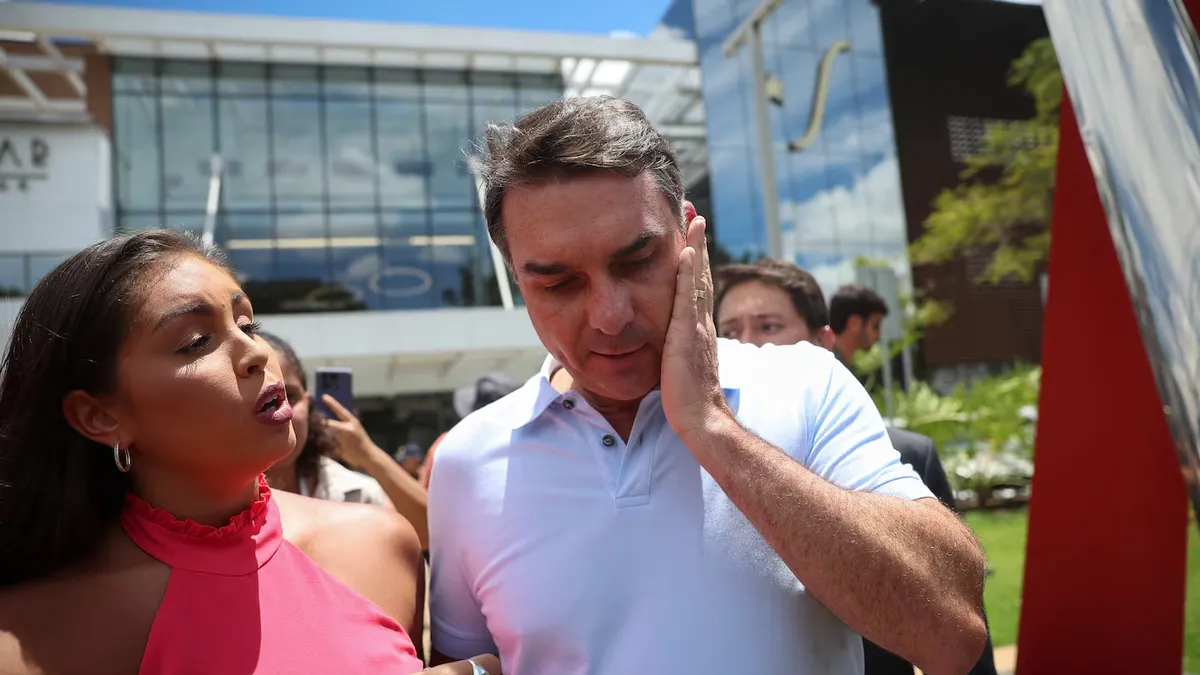 El senador brasileño Flávio Bolsonaro brindó una rueda de prensa frente al hospital donde fue intenado su padre. (Foto: REUTERS)