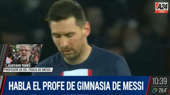 El profesor de educación física de Lionel Messi recordó que en el colegio estaba prohibido jugar al fútbol pero que Lionel siempre encontraba algún momento para transgredir las reglas. (Foto: Captura A24) El profesor de educación física de Lionel Messi recordó que en el colegio estaba prohibido jugar al fútbol pero que Lionel siempre encontraba algún momento para transgredir las reglas. (Foto: Captura A24)