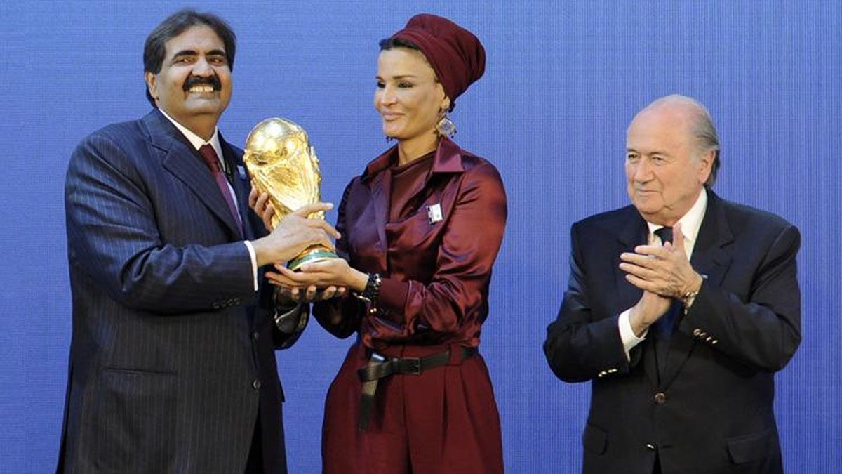 En 2010, junto a su esposo, el emir de Qatar, recibe la copa del mundo de manos de Joseph Blatter.  Ganó el derecho de ser sede del mundial Qatar 2022 (Foto: Gentileza Bazaar)