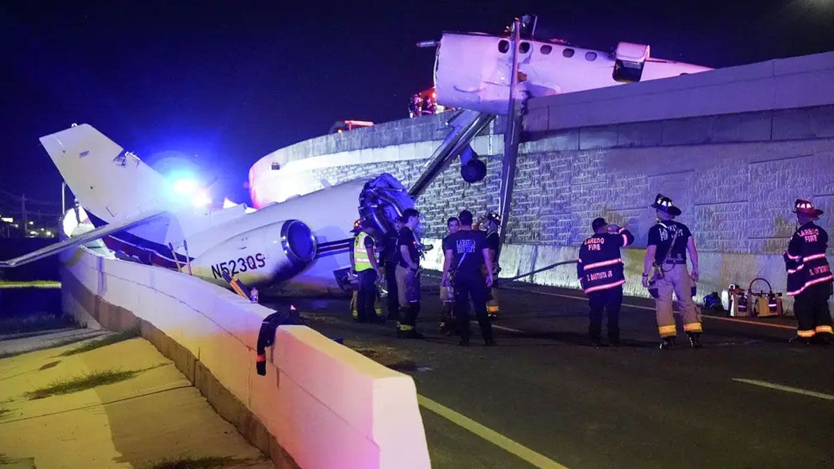La aeronave se estrelló contra el murallón de una autopista, cerca de Laredo, Texas. (Foto: Gentileza LATIMES)
