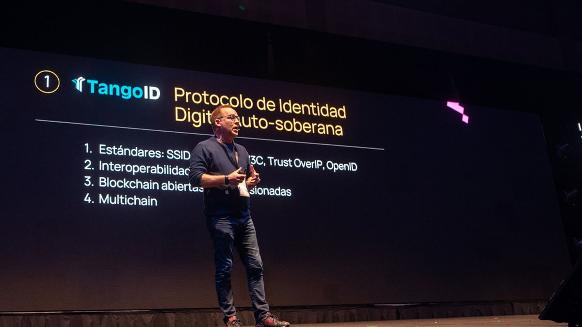 Diego Fern&aacute;ndez durante su presentaci&oacute;n en ETHLatam Buenos Aires.&nbsp;