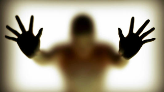 ¿Qué significa el sueño que estás atrapado o encerrado? El mensaje oculto de tu inconsciente