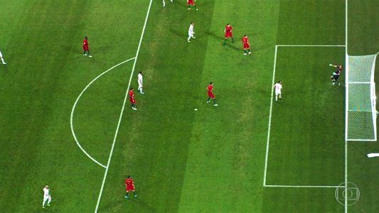 Isco casi rompe el arco y los españoles pidieron el VAR