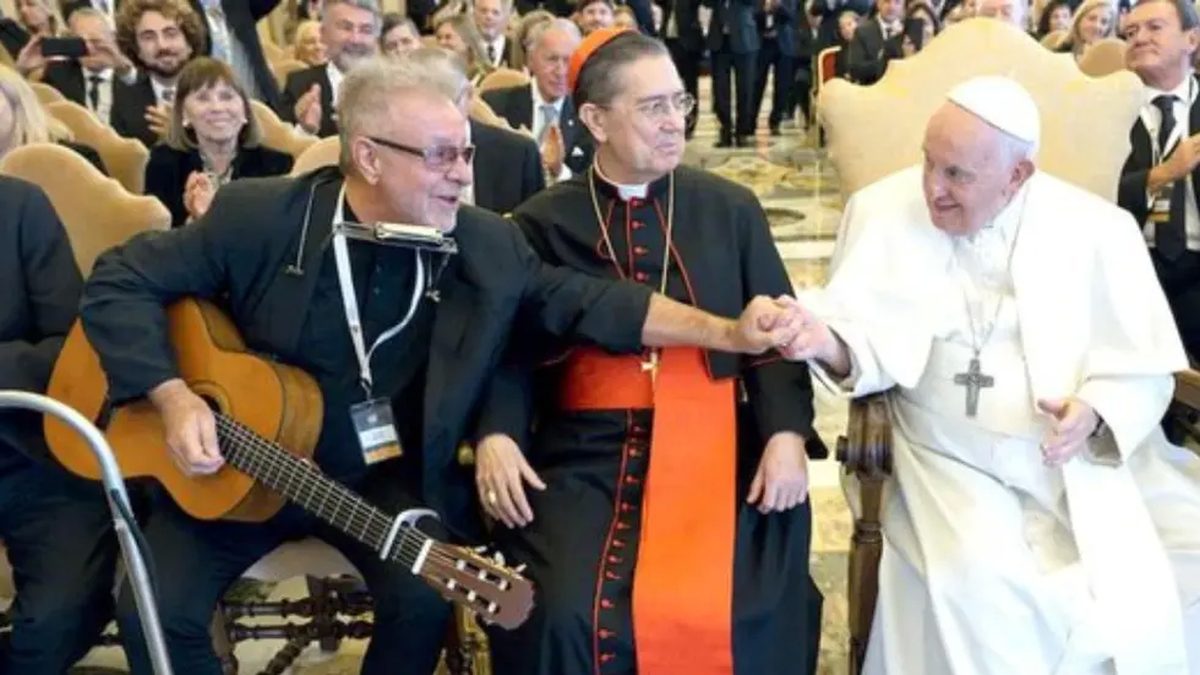 León Gieco emocionó al Papa Francisco con su canción. (Foto: Los Andes)