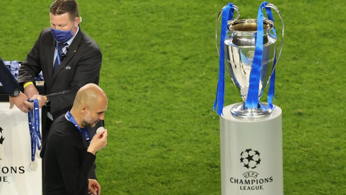 Guardiola besó la medalla del subcampeón.