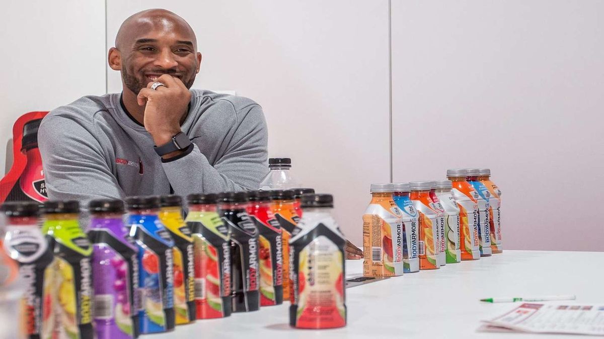 Kobe Bryant con las bebidas energizantes BodyArmor