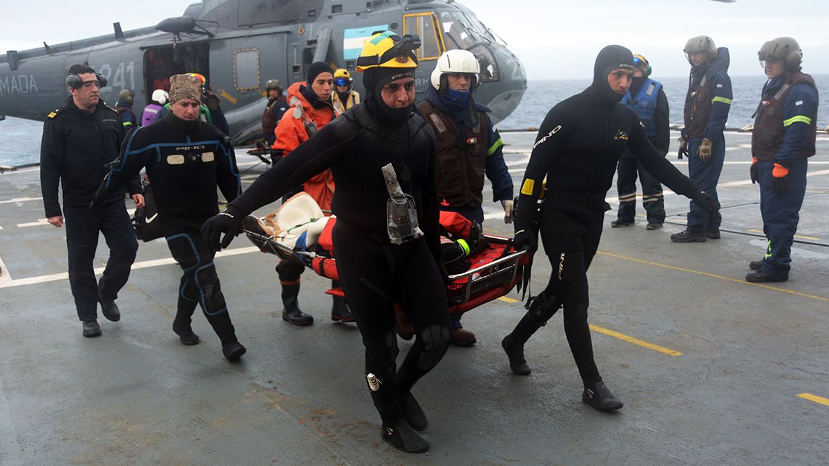 El encuentro entre el buque de la Armada Argentina y el “Víctor Angelescu” se produjo en las últimas horas de anoche a una distancia de 350 millas náuticas (aproximadamente 640kilómetros) al este de la Isla de los Estados. (Foto: Armada Argentina)