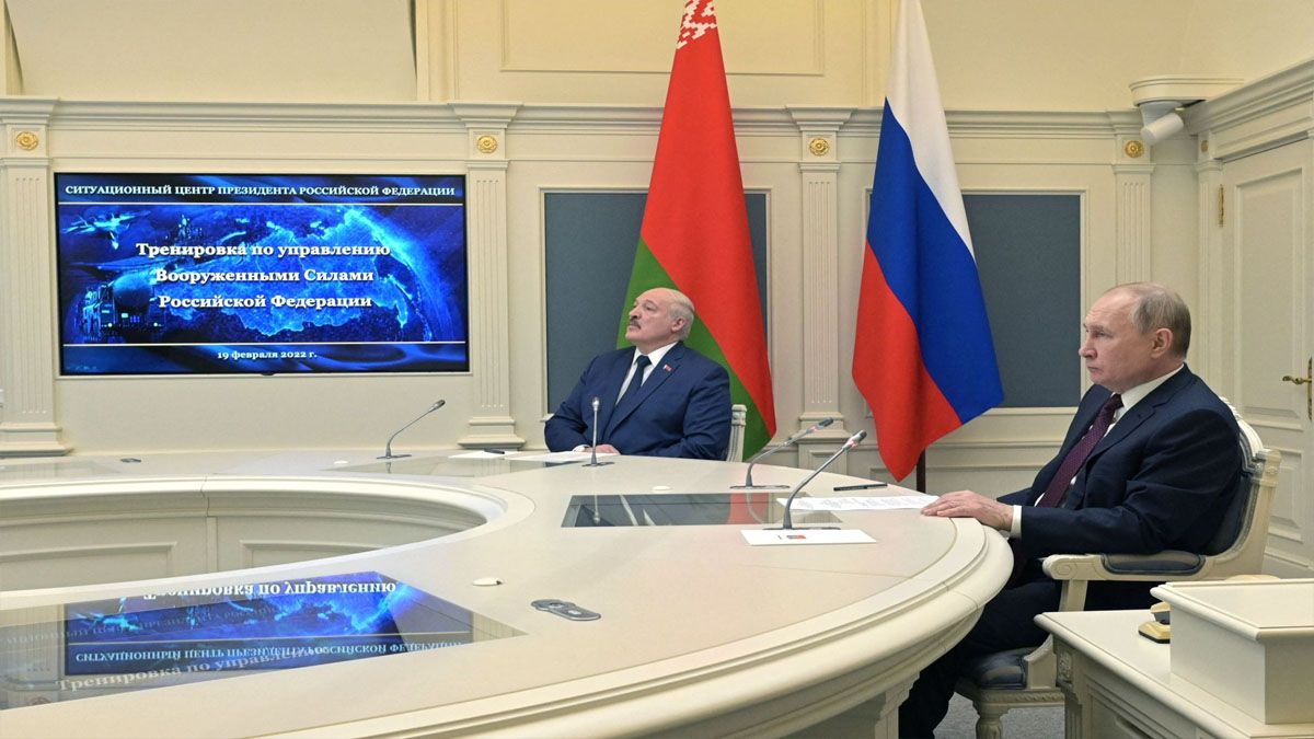 Putin y Lukashenko (presidente de Bielorrusia)  observaban en una pantalla el lanzamiento de misiles rusos, el 19 de febrero en Moscú. (Foto: Archivo)