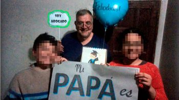 Es vendedor ambulante, se levanta 4.30 AM y se recibó de abogado a los 51