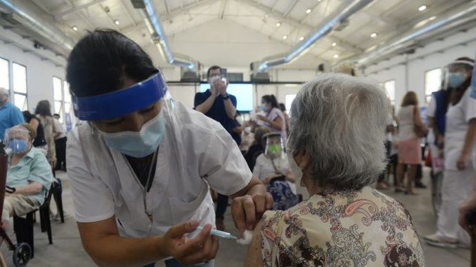 Ante la llegada de Ómicron, redujeron a 5 meses el tiempo para recibir la dosis de refuerzo contra el coronavirus