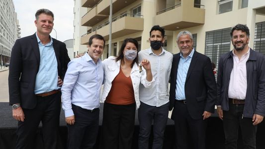 El ministro Jorge Ferraresi le otorgó las llaves de sus nuevos hogares a familias adjudicatarias de Estación Buenos Aires y Estación Sáenz