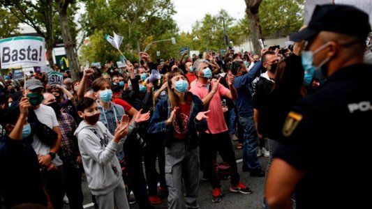 España: pese al aumento en los contagios por coronavirus, los madrileños marcharon contra el confinamiento