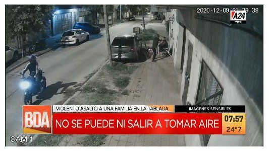 Violento robo a una familia en la vereda de su casa en La Tablada