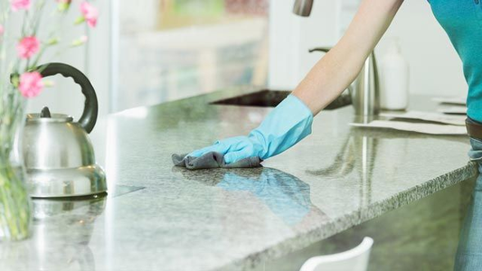 Mostró el truco terminante para dejar la mesada como nueva y se volvió viral