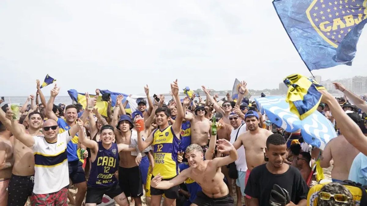 ¡Fiesta azul y oro! El banderazo de Boca en Copacabana en la previa de la final de la Copa Libertadores