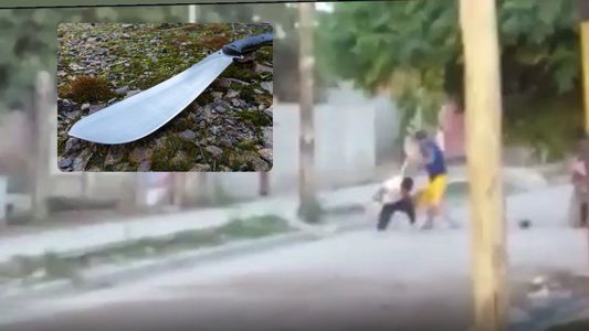 Video: un joven quiso evitar el femicidio de su mamá y terminó con un machetazo en la cabeza