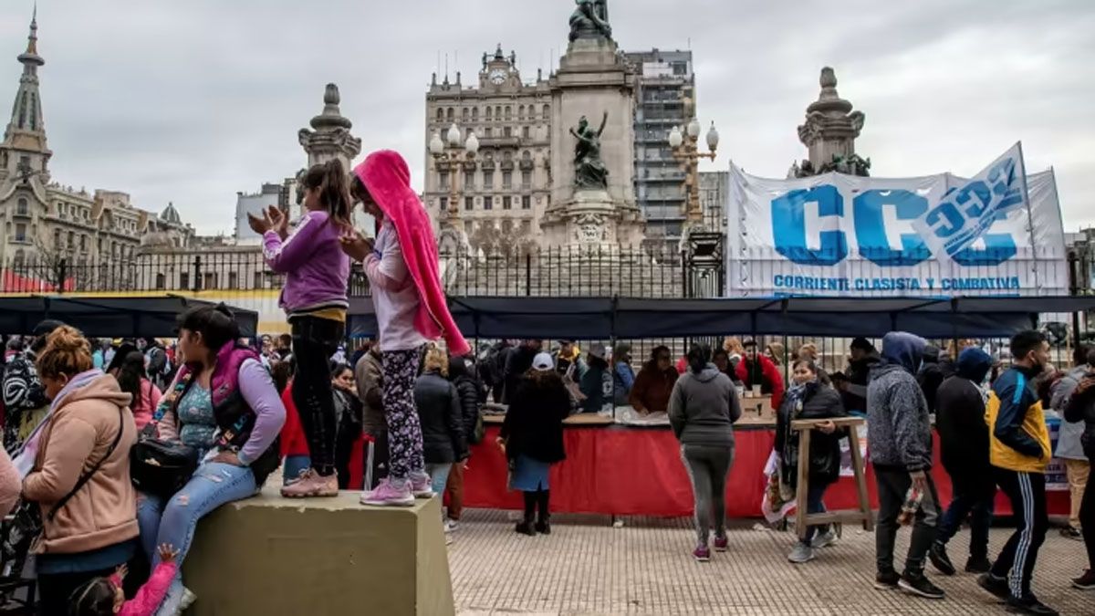 Un mercado organizado por la Unión de Trabajadores Económicos Populares frente al edificio del Congreso Nacional en Buenos Aires la semana pasada