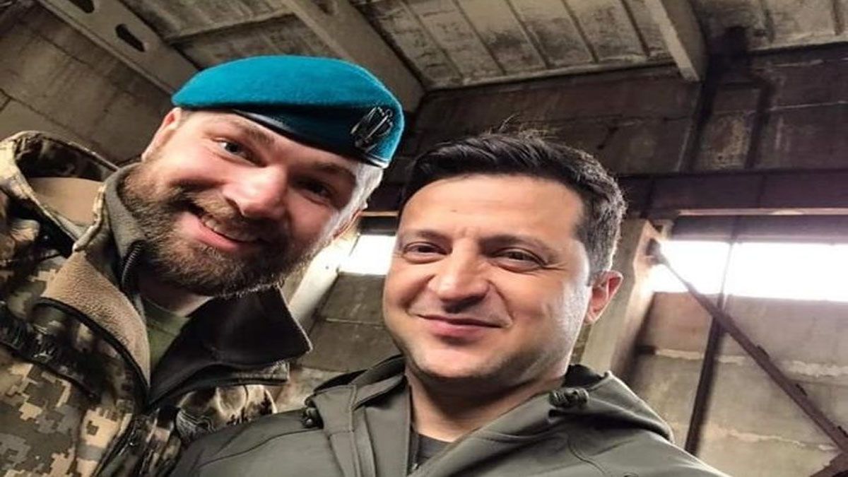 Serhiy Volyna con Volodimir Zelensky, cuando comenzaba la resistencia en Mariupol, hace ya 56 días (Foto: Archivo)