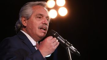 Alberto Fernández defendió a la docente militante: Que haya tenido el debate es formidable