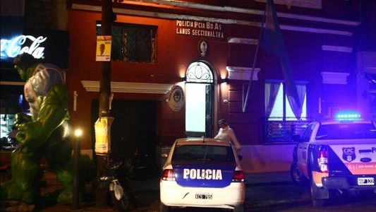 Brutal ataque en Lanús: un joven apuñaló y baleó a su madre, mató a un hombre y fue detenido tras intentar huir
