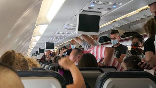 A partir del lunes, dejará de ser obligatorio el uso del barbijo en aviones y aeropuertos en los países de la Unión Europea