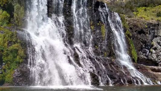 El frío extremo congeló una cascada argentina de 30 metros: el paisaje es de otro planeta