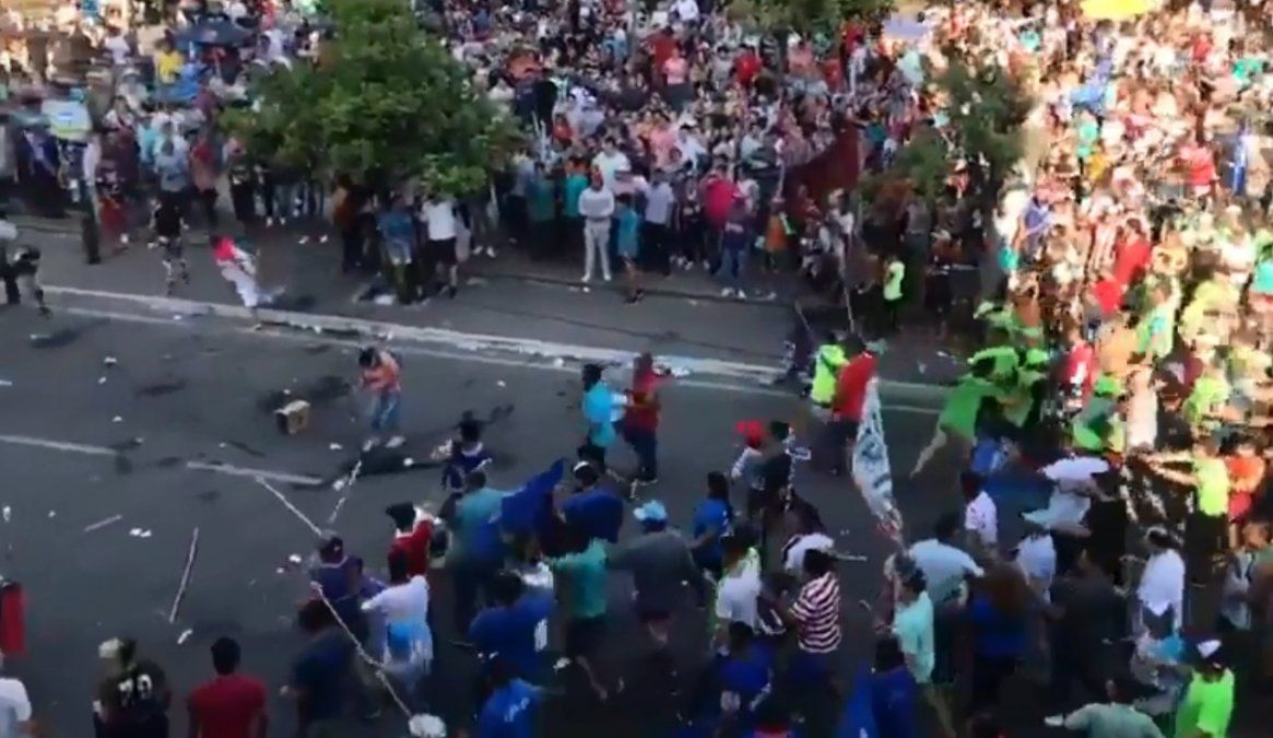 Tucumán: piedras y palazos en el cierre de campaña de Juan Manzur