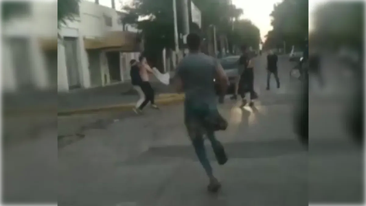 Un grupo de doce hombres le dio una brutal paliza a dos mujeres y un joven a la salida de un bar en La Matanza