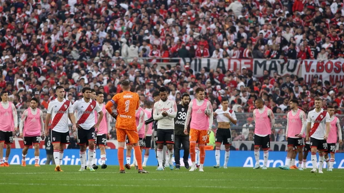 Un hincha murió en el Monumental (Foto: NA).