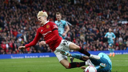 Preocupación en la Selección Argentina: Alejandro Garnacho se retiró en muletas y es duda para los amistosos