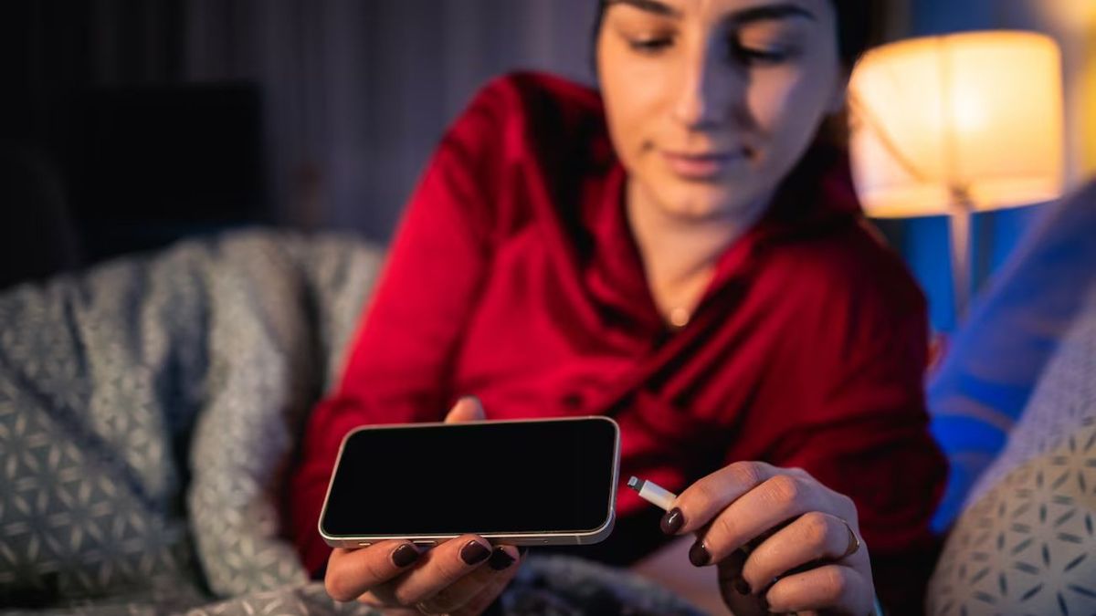 Por qué no deberías cargar tu celular durante la noche: el cambio de hábito que puede ahorrarte dinero. (Foto: Archivo)