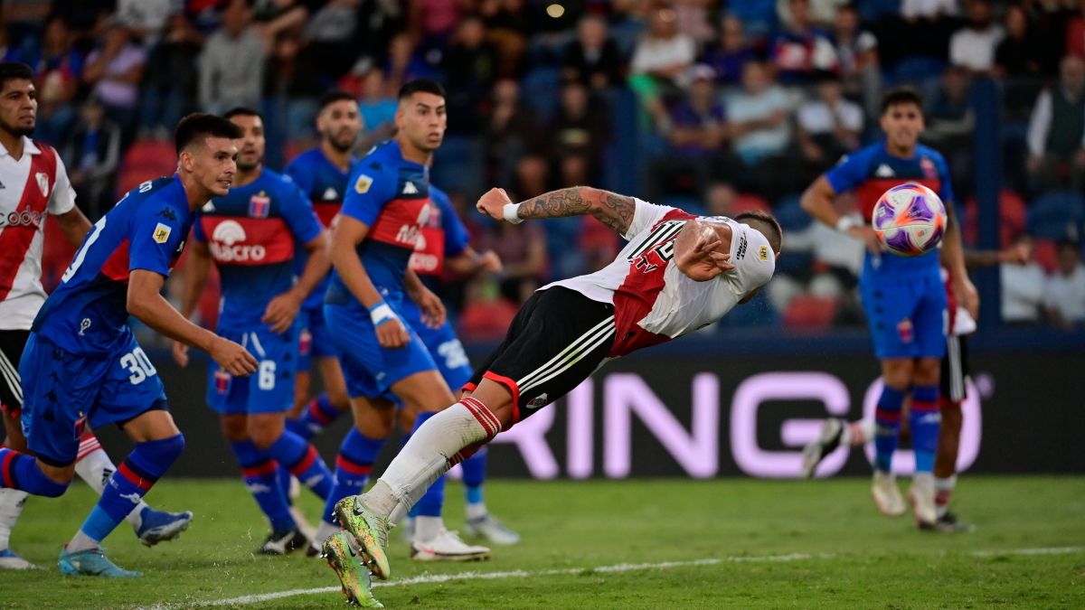 &nbsp;Leandro González Pirez comienza el vuelo para darle la victoria a River (Foto: @RiverPlate).