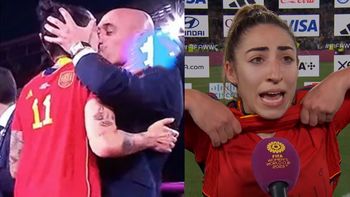 El presidente de la Federación Española besa en la boca a una jugadora y la goleadora del partido jugó la final sin saber que su padre había muerto. (Foto: A24.com) El presidente de la Federación Española besa en la boca a una jugadora y la goleadora del partido jugó la final sin saber que su padre había muerto. (Foto: A24.com)