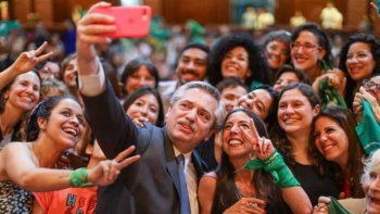 Preocupado por las encuestas, el Gobierno busca un discurso para llegar a los jóvenes