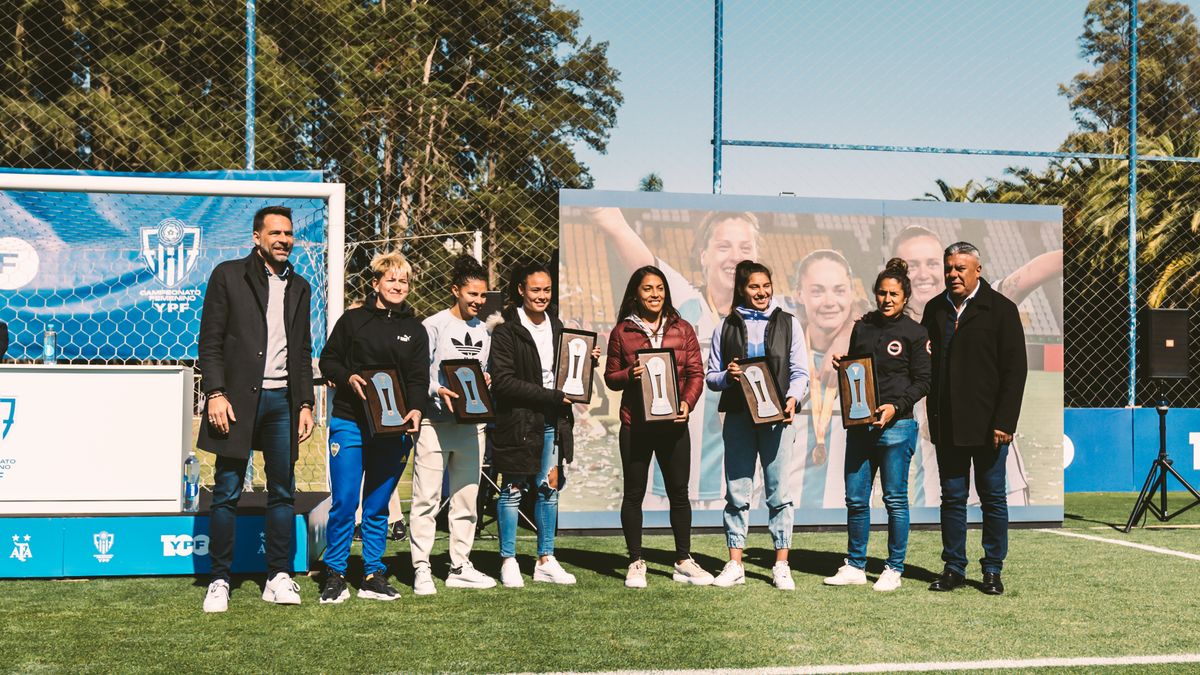 YPF renueva el patrocinio del fútbol femenino y reconocen a jugadoras de la Selección Argentina