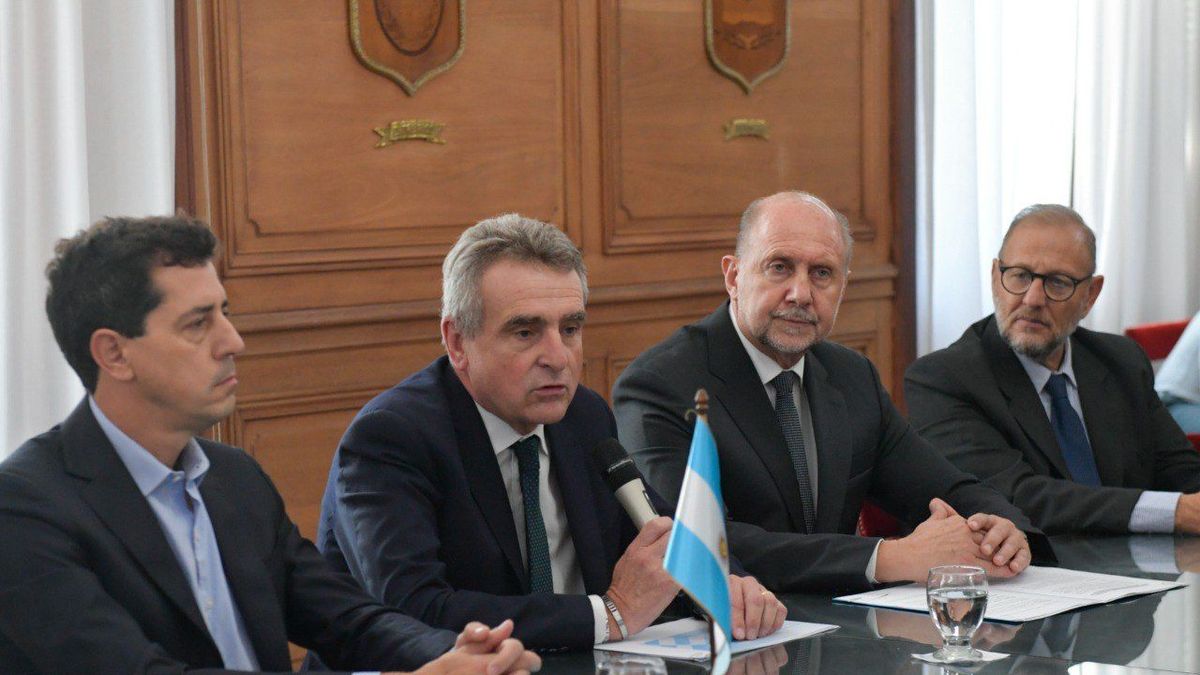 Ministros AGustín Rossi y Wado De Pedro con el gobernador de Santa Fe