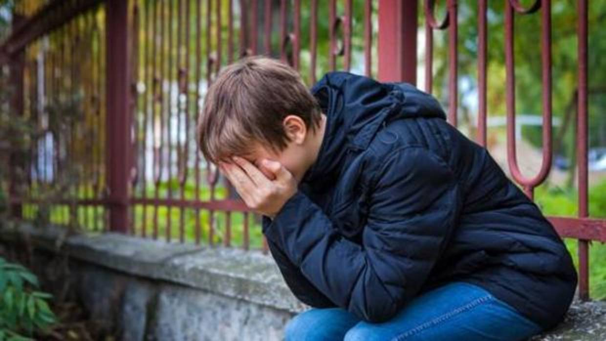 Niño visita la tumba de su mamá todos los días, la abraza y le muestras sus notas de la escuela