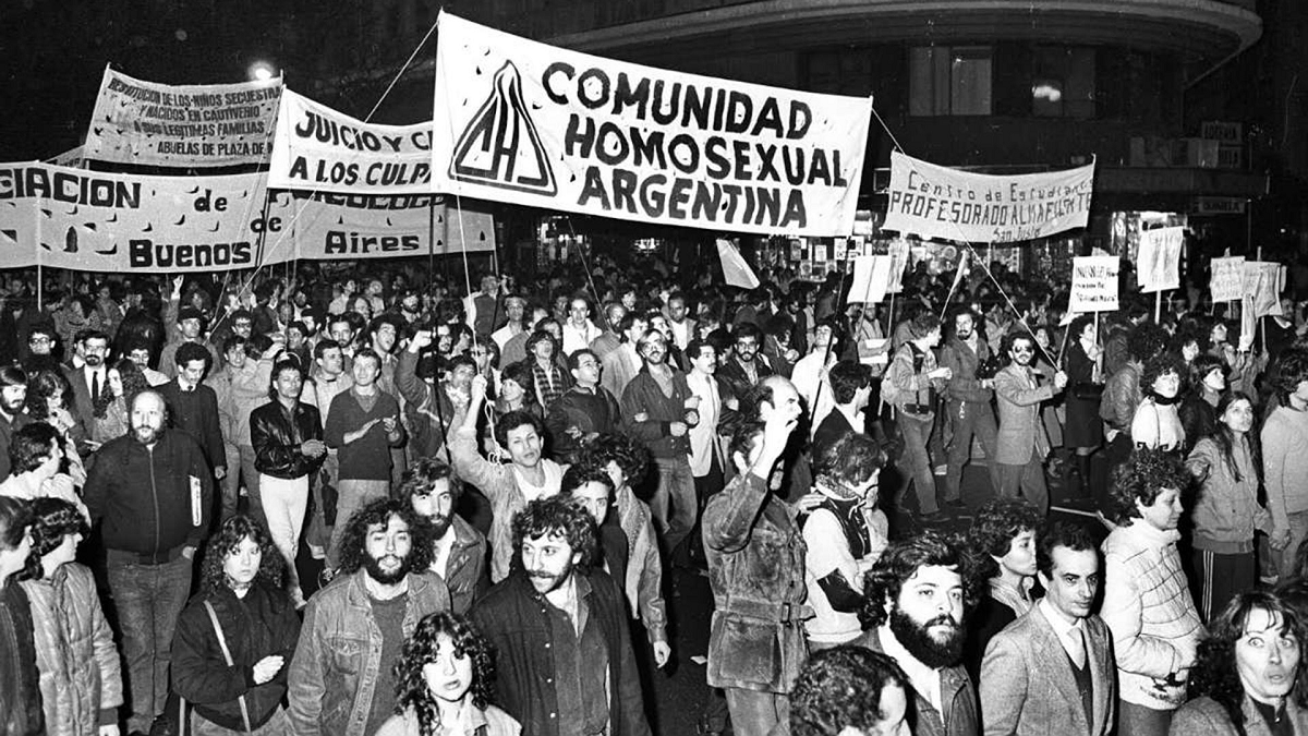 La primera marcha del orgullo se hizo en julio de 1992 en la Ciudad de Buenos Aires. tomando el aniversario de la primera publicación de la revista`Nuestro Mundo`, que fue el 1° noviembre de 1967.