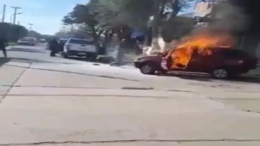 Video: se prendió fuego frente a su familia tras ser denunciado por violencia de género